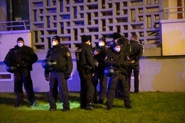 ID 496 Die Stadt Dresden rüstete sich am Donnerstagabend für einer der größten Querdenkerdemonstrationen, auch Spaziergang genannt. Über Telegramm mobilisierten sich über tausend Coronagegner. Gegen 19 Uhr wurde ein großer Spaziergang angekündigt. Die Polizei versuchte frühzeitig die Menschen auseinander zu treiben. Das Gelang teilweise auch. Im Bereich Pirnascher Straße fanden sich dennoch hunderte Spaziergänger wieder. Die Beamten kesselten immer wieder Personengruppen ein. Die Menge verstreute sich darauf immer hin. Teilweise mussten die Beamten körperliche Gewalt einsetzen. Es kam ebenfalls zu Festnahmen. Dresden Sachsen Deutschland