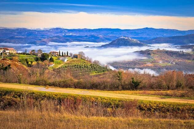  Idyllic landscape of inland Istria in fog view, 27.09.2021, Copyright: xxbrchxx Panthermedia24655276