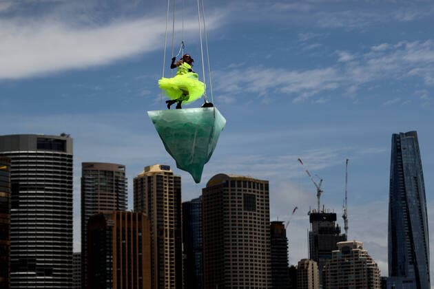 Bilder des Jahres 2022, Entertainment 01 Januar Entertainment Themen der Woche KW02 Entertainment Bilder des Tages SYDNEY FESTIVAL THAW, Vicki Van Hout performs atop a 2.7 tonne iceberg suspended above Sydney Harbour during the opening show of the Sydney Festival production Thaw, in Sydney, Friday, January 14, 2022. ( NO ARCHIVING, EDITORIAL USE ONLY, NO USE IN BOOKS WITHOUT CONSENT SYDNEY NSW AUSTRALIA  Copyright: xBRENDONxTHORNEx 20220114001613276063