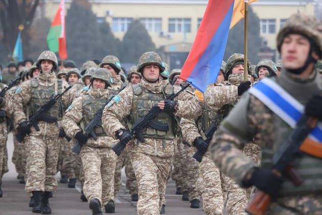 Bilder des Jahres 2022, News 01 Januar News Themen der Woche KW02 News Bilder des Tages (220114) -- NUR-SULTAN, Jan. 14, 2022 -- The peacekeeping forces of the Collective Security Treaty Organization (CSTO) march on a departure ceremony in Almaty, Kazakhstan, Jan. 13, 2022. The peacekeeping forces of the CSTO have begun the handover of socially significant facilities to Kazakh law enforcement agencies, the Russian Defense Ministry said Thursday. According to the ministry, the peacekeeping units that have completed their assigned tasks started to prepare equipment for returning to their permanent deployment locations. (Photo by Xinhua) KAZAKHSTAN-CSTO-RETURN AlikhanxSariyev 