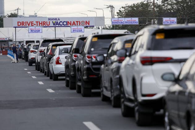 January 14, 2022, Manila, Philippines: A drone image shows motorists lining up to receive COVID-19 vaccines at a drive-thru vaccination site in Manila, Philippines on January 14, 2022. Coronavirus infections continue to soar amid the governmentÃ¢â‚¬â ¢s strict enforcement of health protocols. Today, more than 37,000 cases were recorded; the highest since the pandemic started. Manila Philippines - ZUMAs213 20220114_zap_s213_002 Copyright: xBasilioxSepex