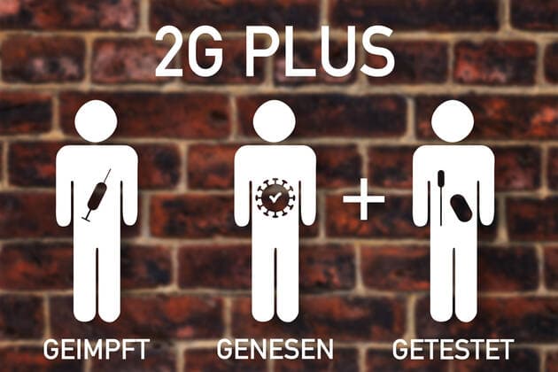 Schild mit 2G Plus Regel, 2G-Plus Covid-19 Coronavirus Schutzmaßnahme, Zutritt für Geimpft und Genesene mit Test oder Booster Impfung, Symbolbild xFOTOMONTAGEx