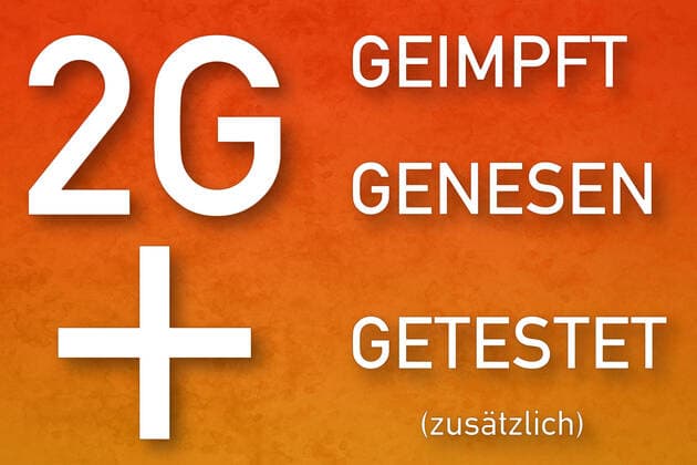Schild mit 2G Plus Regel, 2G-Plus Covid-19 Coronavirus Schutzmaßnahme, Zutritt für Geimpft und Genesene mit Test oder Booster Impfung, Symbolbild xFOTOMONTAGEx