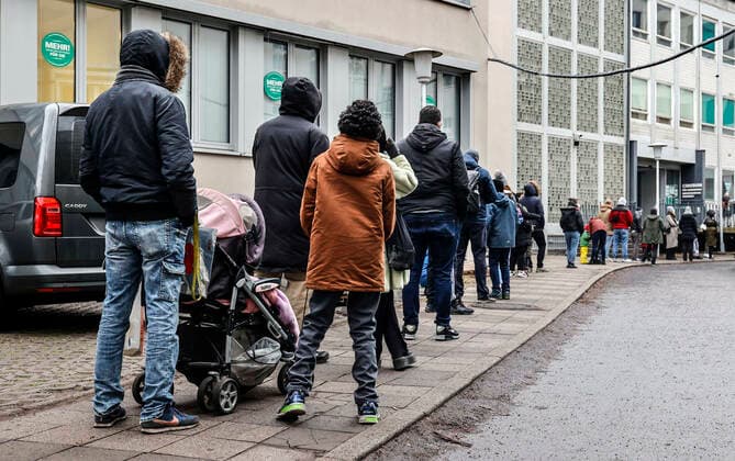 Kostenlose PCR Tests in landeseigenen Testzentren Berlin, 14.01.2022 - Lange Warterschlange fuer einen kostenlosen PCR Test an einem Testzentrum im Berliner Stadtteil Wedding. Das Land Berlin hat 12 landeseigene Testzentren fuer kostenlose PCR Schnelltests. Durch die Omikron-Variante steigen die Infektionszahlen. Berlin Berlin Deutschland