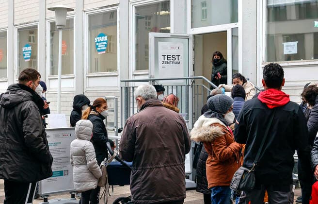 Kostenlose PCR Tests in landeseigenen Testzentren Berlin, 14.01.2022 - Lange Warterschlange fuer einen kostenlosen PCR Test an einem Testzentrum im Berliner Stadtteil Wedding. Das Land Berlin hat 12 landeseigene Testzentren fuer kostenlose PCR Schnelltests. Durch die Omikron-Variante steigen die Infektionszahlen. Berlin Berlin Deutschland