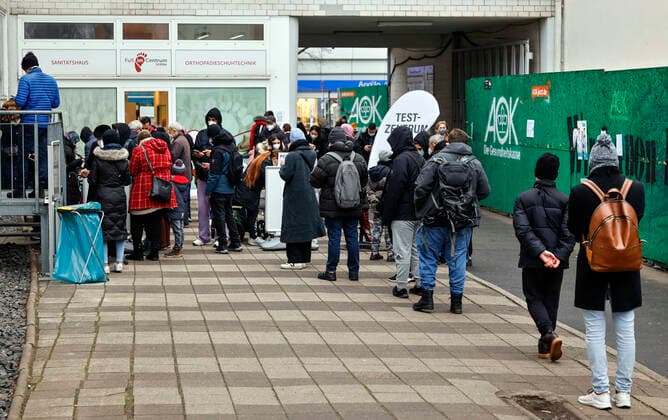 Kostenlose PCR Tests in landeseigenen Testzentren Berlin, 14.01.2022 - Lange Warterschlange fuer einen kostenlosen PCR Test an einem Testzentrum im Berliner Stadtteil Wedding. Das Land Berlin hat 12 landeseigene Testzentren fuer kostenlose PCR Schnelltests. Durch die Omikron-Variante steigen die Infektionszahlen. Berlin Berlin Deutschland
