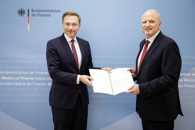 Bilder des Jahres 2022, News 01 Januar News Themen der Woche KW02 News Bilder des Tages Urkundenuebergabe durch Christian Lindner, Bundesminister der Finanzen, (L) an Staatssekretaer Carsten Pillath (R) im Bundesministerium der Finanzen. Berlin, 14.01.2022. Berlin Deutschland *** Presentation of certificate by Christian Lindner, Federal Minister of Finance, L to State Secretary Carsten Pillath R at the Federal Ministry of Finance Berlin, 14 01 2022 Berlin Germany Copyright: xJaninexSchmitz photothek.dex