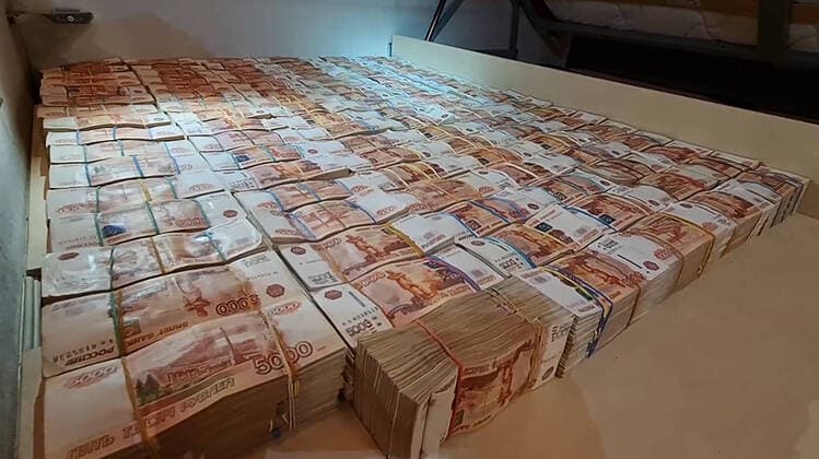 Bilder des Jahres 2022, News 01 Januar News Themen der Woche KW02 News Bilder des Tages Russland, FSB Geheimdienst prÃ¤sentiert beschlagnahmtes Geld von Revil Hacker-Gruppe RUSSIA â€“ JANUARY 14, 2022: Money that has been seized from detained hackers. At the request of the United States, the FSB has detained a group of hackers who sent ransomware viruses. The FSB said that over 426 million roubles, including in cryptocurrency, $600,000 and Ë†500,000, as well as computers had been seized in 25 apartments of 14 members of the REvil hacking group. Best quality available. Video screen grab FSB TASS A STILL IMAGE TAKEN FROM A VIDEO PROVIDED BY A THIRD PARTY. EDITORIAL USE ONLY  TS11F1D7