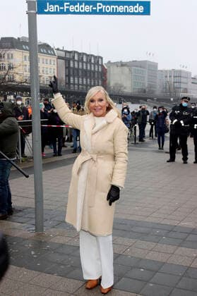 Bilder des Jahres 2022, Entertainment 01 Januar Entertainment Themen der Woche KW02 Marion Fedder bei der Einweihung der Jan-Fedder-Promenade. Die bislang nicht offiziell benannte Uferpromenade am Hafen zwischen Landungsbrücken und Baumwall trägt jetzt den Namen des Hamburger Volksschauspielers und Ehrenkommissars der Polizei Hamburg. Hamburg, 14.01.2022 *** Marion Fedder at the inauguration of the Jan Fedder Promenade The waterfront promenade at the harbor between Landungsbrücken and Baumwall, which had not been officially named until now, now bears the name of the Hamburg folk actor and honorary commissioner of the Hamburg police, 14 01 2022 Foto:xgbrcix xFuturexImage