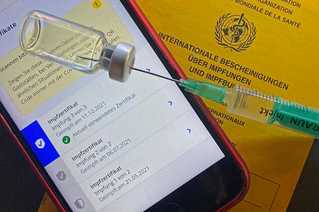 Themenbild Symbolfoto:Boosterimpfung,3.Impfung, Digitale Covid Zertifikate der EU auf einem Smartphone,vollstaendiger Impfschutz, Impfung 3 von 3. Impfzertifikat,Digitaler Impfpass,Impfausweis.