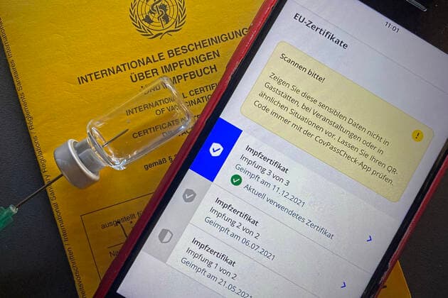 Themenbild Symbolfoto:Boosterimpfung,3.Impfung, Digitale Covid Zertifikate der EU auf einem Smartphone,vollstaendiger Impfschutz, Impfung 3 von 3. Impfzertifikat,Digitaler Impfpass,Impfausweis.