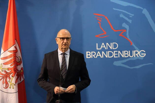 Ministerpräsident Dietmar Woidke (SPD) während einer gemeinsamen Pressekonferenz mit Generalmajor Carsten Breuer (Leiter des Bund-Länder-Corona-Krisenstabs im Bundeskanzleramt) zur aktuellen Lage in der Coronavirus-Pandemie, Staatskanzlei, Potsdam, 14. Januar 2022. Brandenburg: PK Woidke Breuer