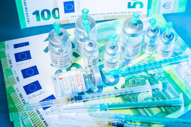 Covidmotiv Symbolbild Corona und die Kosten, Covidimpfstoff vor Eurobanknoten. Bannewitz Sachsen GERMANY