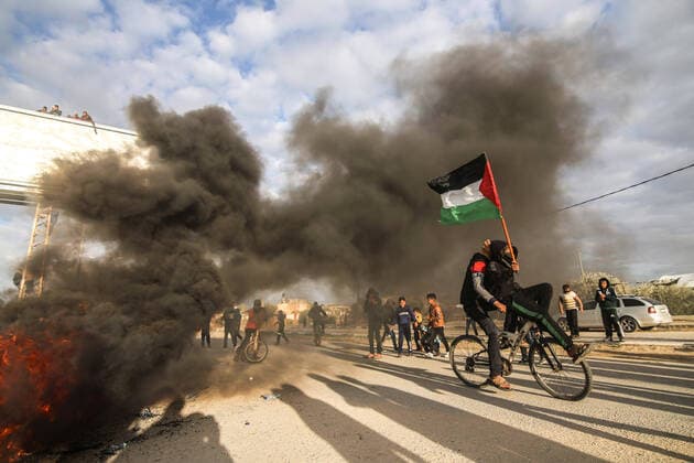 Bilder des Jahres 2022, News 01 Januar News Themen der Woche KW02 News Bilder des Tages January 14, 2022, Gaza, Gaza: Protesters seen on a bicycle with a Palestinian flag, during the demonstration..Palestinians seen protesting in Rafah, in the southern Gaza Strip against Israel s confiscation of Palestinian lands and its razing in the Negev desert in southern Palestine. Gaza Gaza - ZUMAs197 20220114_zaa_s197_155 Copyright: xYousefxMasoudx