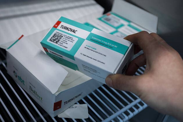 Coronavirus, Turkovac Impfstoff aus der Türkei, Symbolbilder January 14, 2022, Ankara, Turkey: A health worker holds a box containing Turkovac vaccine during the Covid-19 Vaccination operation in Ankara City Hospital..TURKOVAC is an inactive type of a COVID-19 vaccine developed by the Turkish Ministry of Health and Erciyes University. With the Emergency use permit from the Ministry of Health of the Republic of Turkey, its widespread use in large hospitals in the country began. Ankara Turkey - ZUMAs197 20220114_zaa_s197_189 Copyright: xTunahanxTurhanx