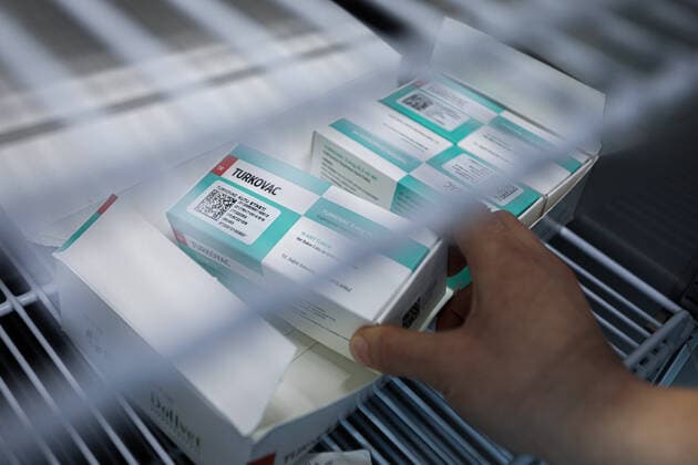 Coronavirus, Turkovac Impfstoff aus der Türkei, Symbolbilder January 14, 2022, Ankara, Turkey: A health worker holds a box containing Turkovac vaccine during the Covid-19 Vaccination operation in Ankara City Hospital..TURKOVAC is an inactive type of a COVID-19 vaccine developed by the Turkish Ministry of Health and Erciyes University. With the Emergency use permit from the Ministry of Health of the Republic of Turkey, its widespread use in large hospitals in the country began. Ankara Turkey - ZUMAs197 20220114_zaa_s197_193 Copyright: xTunahanxTurhanx