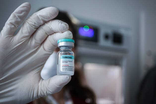 January 14, 2022, Ankara, Turkey: A nurse holds a vial containing Turkovac vaccine during the Covid-19 Vaccination operation in Ankara City Hospital..TURKOVAC is an inactive type of a COVID-19 vaccine developed by the Turkish Ministry of Health and Erciyes University. With the Emergency use permit from the Ministry of Health of the Republic of Turkey, its widespread use in large hospitals in the country began. Ankara Turkey - ZUMAs197 20220114_zaa_s197_199 Copyright: xTunahanxTurhanx