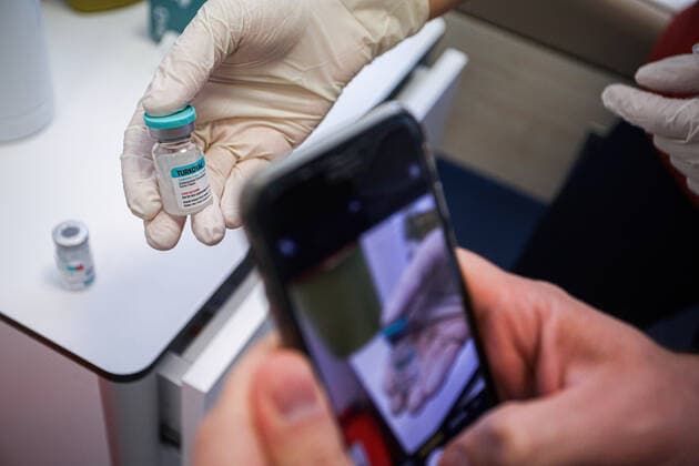 January 14, 2022, Ankara, Turkey: A person takes a picture of a vial containing Turkovac vaccine during the Covid-19 Vaccination operation in Ankara City Hospital..TURKOVAC is an inactive type of a COVID-19 vaccine developed by the Turkish Ministry of Health and Erciyes University. With the Emergency use permit from the Ministry of Health of the Republic of Turkey, its widespread use in large hospitals in the country began. Ankara Turkey - ZUMAs197 20220114_zaa_s197_204 Copyright: xTunahanxTurhanx