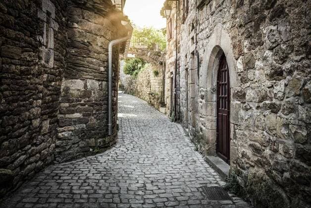  alley in the village of naves,southern france, 12.10.2020, Copyright: xHarald-Biebelx Panthermedia25474416