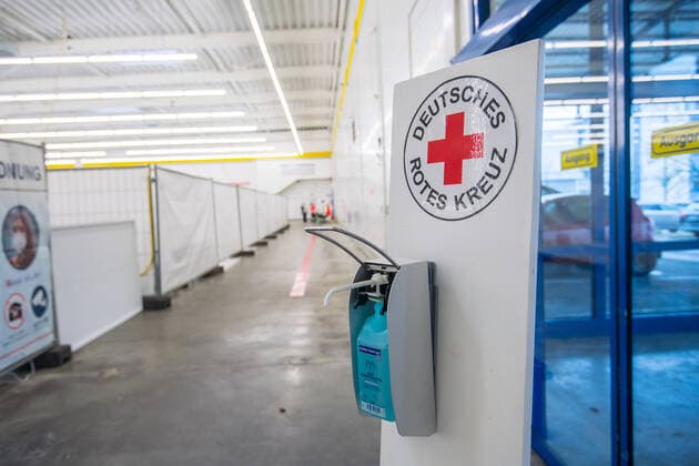 2022.01.15 Impfzentrum Aue - Eröffnung des neuen Mega-Impfzentrums in Aue - Am Samstag, dem 15. Januar 2022, ging das neue Impfzentrum in Aue ans Netz. Betrieben wird es vom Deutschen Roten Kreuz im Auftrag des Freistaates Sachsen. Das Impfzentrum befindet sich im ehemaligen Edeka-Großmarkt in der Lindenstraße 46c Dr.-Otto-Nuschke-Straße 7. Ab dem 17. Januar hat das Impfzentrum von Montag bis Freitag von 11:00 bis 19:00 Uhr sowie Samstag von 9:00 bis 17:00 Uhr geöffnet. Impfungen sind für alle Menschen ab 5 Jahren möglich. Es werden Erst-, Zweit- und Drittimpfungen im Rahmen der Abstandszeiten und Zulassungen durchgeführt. Das Impfzentrum Aue hat eine Kapazität von 1.000 Impfungen pro Tag. Die Vereinbarung eines Impftermins ist e