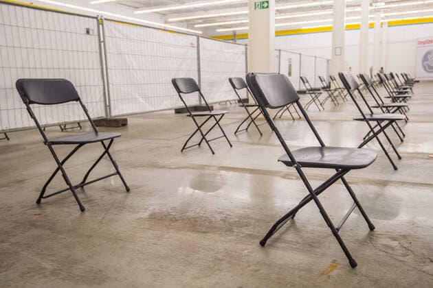 2022.01.15 Impfzentrum Aue - Eröffnung des neuen Mega-Impfzentrums in Aue - Am Samstag, dem 15. Januar 2022, ging das neue Impfzentrum in Aue ans Netz. Betrieben wird es vom Deutschen Roten Kreuz im Auftrag des Freistaates Sachsen. Das Impfzentrum befindet sich im ehemaligen Edeka-Großmarkt in der Lindenstraße 46c Dr.-Otto-Nuschke-Straße 7. Ab dem 17. Januar hat das Impfzentrum von Montag bis Freitag von 11:00 bis 19:00 Uhr sowie Samstag von 9:00 bis 17:00 Uhr geöffnet. Impfungen sind für alle Menschen ab 5 Jahren möglich. Es werden Erst-, Zweit- und Drittimpfungen im Rahmen der Abstandszeiten und Zulassungen durchgeführt. Das Impfzentrum Aue hat eine Kapazität von 1.000 Impfungen pro Tag. Die Vereinbarung eines Impftermins ist e