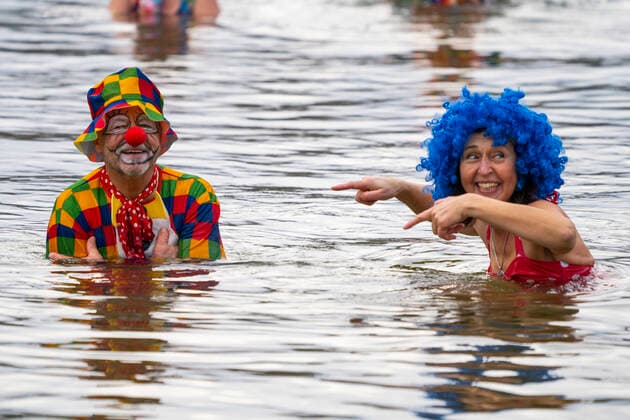 Bilder des Jahres 2022, News 01 Januar News Themen der Woche KW02 News Bilder des Tages Zum Eisfasching im Orankesee in Berlin-Hohenschönhausen unter Coronaregeln trafen sich rund 70 Liebhaber des Eisbadens und Winterschwimmens aus zehn Vereinen der Republik. Die längste Anreise hatte ein Winterschwimmer aus Estland. Ausrichter des Eisfaschings bei einer Wassertemperatur von vier Grad war der Verein Berliner Seehunde. Foto: Volker Hohlfeld Eisfasching im Orankesee *** To the ice carnival in the Orankesee in Berlin Hohenschönhausen under Corona rules met about 70 lovers of ice bathing and winter swimming from ten clubs of the republic The longest journey had a winter swimmer from Estonia Ausrichter of the ice carnival at a water temperature of four degrees was the club Berlin seals Photo Volker Hohlfeld Ice carnival in the Or