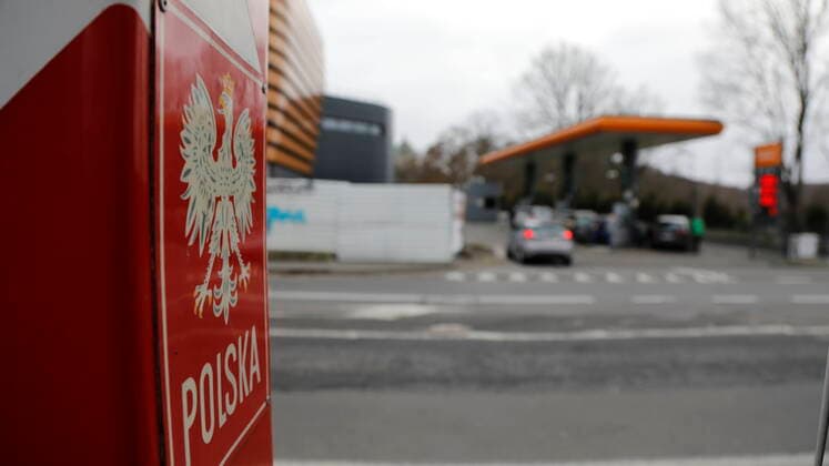 Weil Polen die Steuer auf Treibstoffe senken will rechnet die Bundespolizei mit zunehmenden Tanktourismus ins Nachbarland, welcher zu Staus führen könnte.Schon jetzt sind die Kraftstoffpreise im Nachbarland niedriger.Die polnische Regierung hat angekündigt, die Steuer auf Diesel und Benzin vom 1. Februar vorübergehend von 23 auf 8 Prozent zu senken. Damit könnte der Liter Sprit 15 Center billiger werden. Mit der Maßnahme sollen die Menschen in Polen von den Folgen der Inflation entlastet werden.Zgorzelec, Polen, 15.01.2021 xxxMatthiasWehnertxxx Weil Polen die Steuer auf Treibstoffe senken will rechnet die Bundespolizei mit zunehmenden Tanktourismus, Zgorzelec Zgorzelec Polen Zgorzelec *** Because Poland wants to reduce the tax on fuel