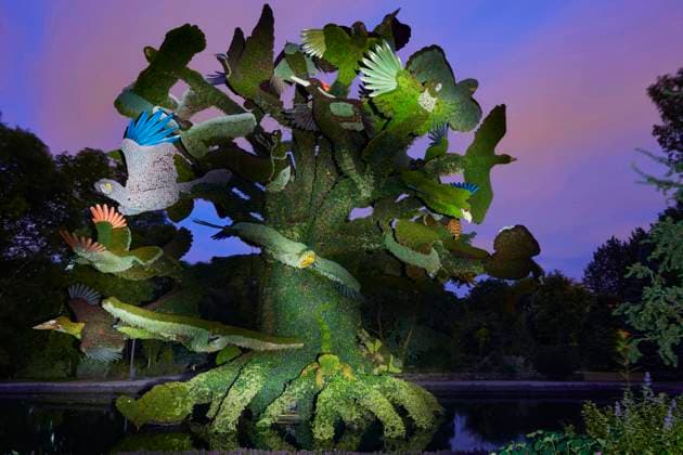 Lichtmalerei-Fotografie einer Gartenskulptur, Botanischer Garten, Montreal, Provinz Quebec, Kanada, Nordamerika *** Light painting photograph of a garden sculpture, Botanical Garden, Montreal, province of Quebec, Canada, North America Copyright: imageBROKER GuentherxSchwermer iblgsc07227669.jpg