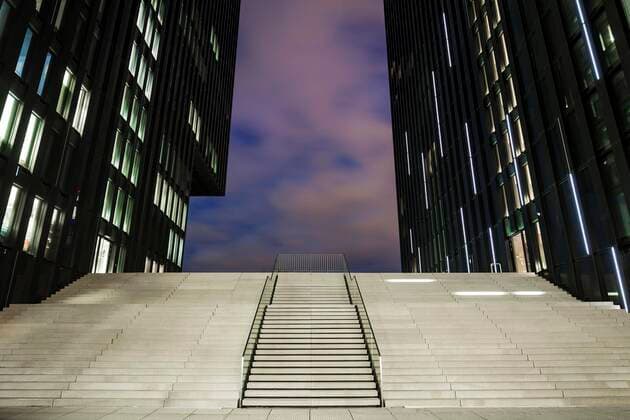  Treppe am Hotel Hyatt Regency Düsseldorf an der Hafenspitze im Medienhafen, Nachtaufnahme, Düsseldorf, Nordrhein-Westfalen, Deutschland, Europa *** Stairs at the hotel Hyatt Regency Düsseldorf at the harbor tip in the media harbor, night shot, Düsseldorf, North Rhine-Westphalia, Germany, Europe Copyright: imageBROKER/HarryxLaub ibxhal07220464.jpg