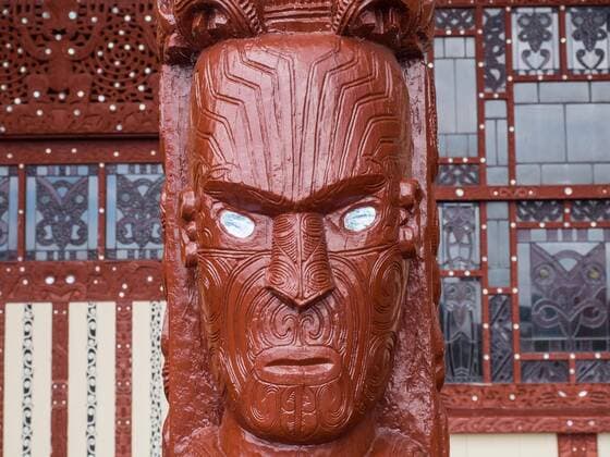  Schnitzereien beim Maori Versammlungshaus in Ohinemutu, Rotorua, Nordinsel, Neuseeland, Ozeanien *** Carvings at the Maori meeting house in Ohinemutu, Rotorua, North Island, New Zealand, Oceania Copyright: imageBROKER/Karl-HeinzxSchein ibxksc07232356.jpg