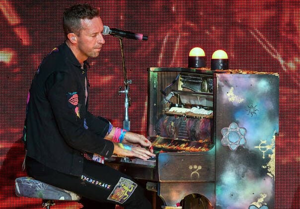 Entertainment Themen der Woche KW02 Entertainment Bilder des Tages January 15, 2022, Inglewood, CA, USA: INGLEWOOD, CALIFORNIA - JANUARY 15: Chris Martin of Coldplay performs onstage at the 2022 iHeartRadio ALTer EGO presented by Capital One at The Forum on January 15, 2022 in Inglewood, California. Inglewood USA - ZUMAs181 20220115_zea_s181_045 Copyright: xImagespacex