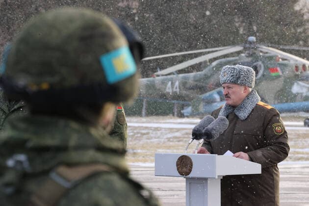 Bilder des Jahres 2022, News 01 Januar News Themen der Woche KW02 News Bilder des Tages (220116) -- MINSK, Jan. 16, 2022 () -- Belarusian President Alexander Lukashenko speaks while greeting Belarusian servicemen at a military airfield in Minsk, Belarus, on Jan. 15, 2022. Lukashenko on Saturday praised the role of the peacekeeping forces of the Collective Security Treaty Organization (CSTO) while greeting Belarusian servicemen participating in the operation in Kazakhstan at a military airfield. () BELARUS-MINSK-PRESIDENT-CSTO Xinhua 