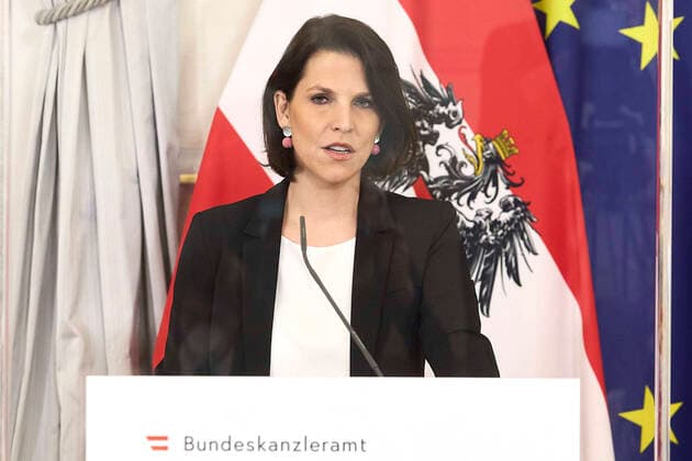 - Wien 16.01.2022- Corona-Krise - Heute, Sonntag zu Mittag wurde im Bundeskanzleramt bei einer Pressekonferenz der Gesetzesentwurf zur Impfpflicht in Österreich vorgestellt. Die Impfpflicht soll am 1. Februar eingeführt werden. PHOTO: Verfassungsministerin Karoline Edtstadler (ÖVP) . Vienna (AUSTRIA) Covid crisis - Today, Sunday at noon, the draft law on compulsory vaccination in Austria was presented at a press conference in the Federal Chancellery. The compulsory vaccination is to be introduced on February 1st. Regierung Gesetz zur Coronavirus Impfpflicht