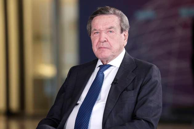 Gerhard Schroeder, Alt-Bundeskanzler, SPD, im Interview auf der Fraktionsebene des Reichstages, DEU, Berlin, 08.12.2021 *** Gerhard Schroeder, former Chancellor, SPD, in interview at the parliamentary group level of the Reichstag, DEU, Berlin, 08 12 2021