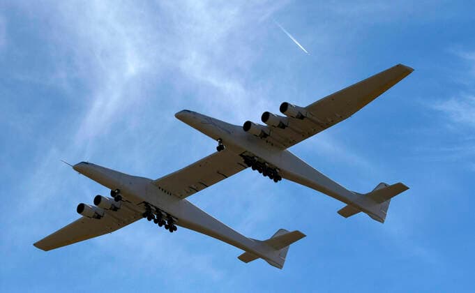 Bilder des Jahres 2022, News 01 Januar News Themen der Woche KW02 News Bilder des Tages USA, Testflug des größten Flugzeug der Welt Stratolaunch Carrier Aircraft Roc January 16, 2022, Mojave, California, USA: The biggest airplane in the world, know as the Roc , does its first test flight for 2022. The Scaled Composites Model 351 Stratolaunch is an aircraft built to carry air-launch-to-orbit rockets. The aircraft features a twin-fuselage design and the longest wingspan ever flown. It is intended to carry a 550,000-pound payload, and should release its rocket at 35,000 ft. The flew flew for 4.5hrs as it conducted landing gear tests, before successfully landing back at the Mojave spaceport. Mojave USA - ZUMAbl1_ 20220116_zaf_bl1_018 Copyright: xGenexBlevinsx