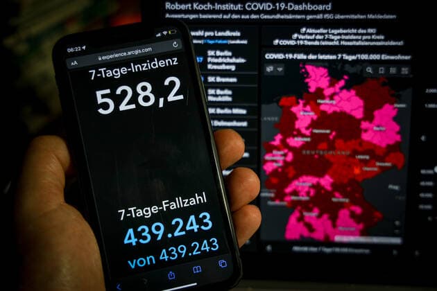 Coronavirus in Deutschland, COVID-19-Dashboard des RKI Anzahl der COVID-19-Fälle übersteigt 8 Millionen Coronavirus in Deutschland - Covid-19-Dashboard des Robert Koch-Institut 17.01.2022: Robert Koch-Institut: 7-Tage-Inzidenz 528,2. 7-Tage-Fallzahl 439.243. COVID-19-Fälle 8.000.122. Zugang um 34.145 gegenüber dem Vortag. COVID-19-Todesfälle 115.649. Zugang um 30 gegenüber dem Vortag.