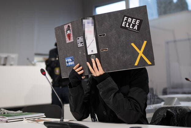 Bilder des Jahres 2022, News 01 Januar News Themen der Woche KW03 News Bilder des Tages 17.01.2022, xblx, Justiz, Prozess: Berufungsprozess gegen A49-Aktivistin v.l. Angeklagte UwP1 im Gerichtssaal. In den Medien wird die Frau als ELLA bezeichnet. Giessen *** 17 01 2022, xblx, justice, trial Appeal case against A49 activist v l defendant UwP1 in the courtroom In the media, the woman is called ELLA Giessen.