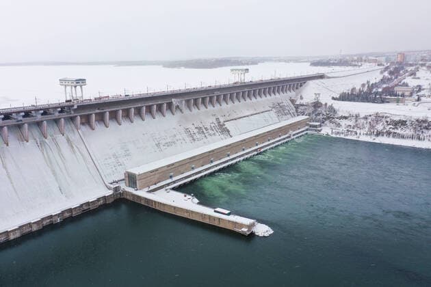 IMAGO Nature: Unsere Erde, Energiequellen, Wasserkraft IRKUTSK REGION, RUSSIA - JANUARY 12, 2022: A view of the dam of the Bratsk Hydroelectric Power Station in the city of Bratsk, 460km north of Irkutsk. The Bratsk Hydroelectric Power Station is the third largest hydropower plant in Russia, with a power capacity of 4.5GW; it makes part of IrkutskEnergo, a subsidiary of EuroSibEnergo. The concrete dam measures 124.5x924 meters; a section of the Baikal-Amur railway mainline and a motorway run along the ridge of the dam. Alexander Ryumin TASS  TS11F723
