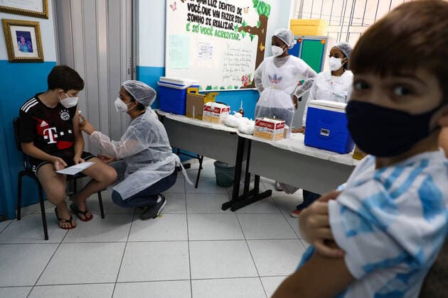 COVID-19 Vaccine To Children Aged 5-11 Years In Rio De Janeiro Children from 5 to 11 years old began to be vaccinated this Monday, January 17, 2022, in the city of Volta Redonda, in the state of Rio de Janeiro. According to municipal health agencies, in this first phase of vaccination only children with comorbidities and disabilities will have access to the first dose of Pfizer s vaccine. Rio De Janeiro Brazil  Copyright: xErnestoxCarricox originalFilename: carrico-notitle220117_npP2M.jpg