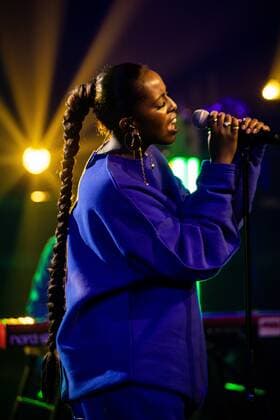 GRONINGEN - A livestream performance by Sudanese-Dutch singer songwriter Gaidaa is being recorded for Eurosonic Noorderslag. Due to the corona virus, the Groningen festival will once again take place completely online. ANP KIPPA PAUL BERGEN