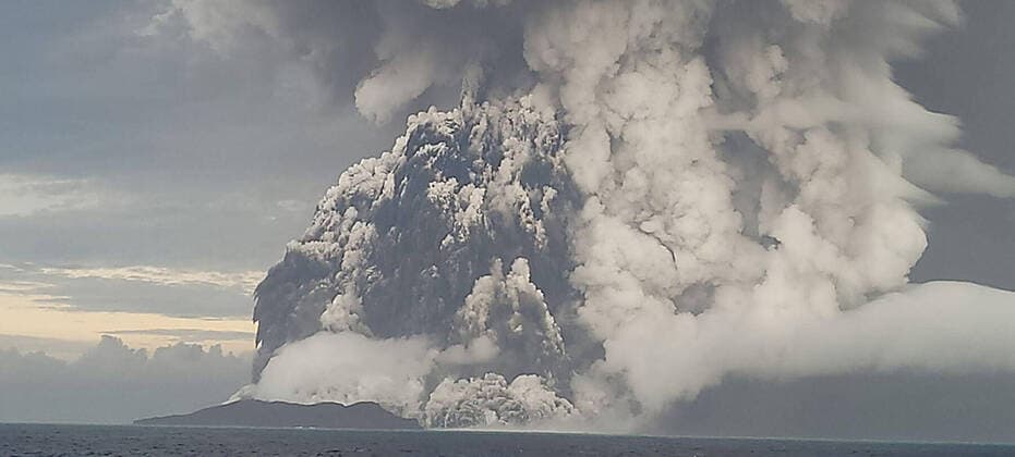 Bilder des Jahres 2022, News 01 Januar News Themen der Woche KW02 News Bilder des Tages January 17, 2022, Hunga Ha apai, Tonga: A distress signal has been detected in an isolated, low-lying group of islands in the Tonga archipelago following Saturday s massive volcanic eruption and tsunami, the United Nations said, prompting particular concern for its inhabitants. The uninhabited volcanic island of Hunga-Tonga-Hunga-Ha apai all but disappeared following the blast, according to satellite images. FILE IMAGE SHOT ON: January 14, 2022: Viewing Northeastward at Hunga Ha apai in the forefront, a wide plume column of ash, steam, and gas rises to an altitude of 18-20km above sea level. Hunga Ha apai Tonga - ZUMA 20220117_int_z03_060 Copyright: xTongaxGeologicalxServicesx