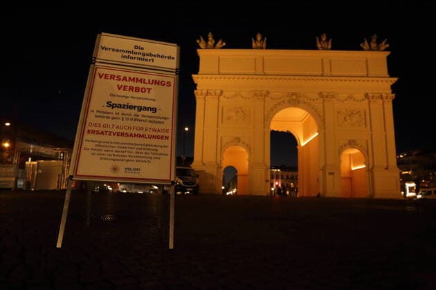 Eine Informationstafel der Polizei steht am Brandenburger Tor mit Hinweis auf Versammlungsverbot für einen geplanten Spaziergang gegen die Maßnahmen zur Eindämmung der Coronavirus-Pandemie, Potsdam, 17. Januar 2022. Demo gegen Impfpflicht
