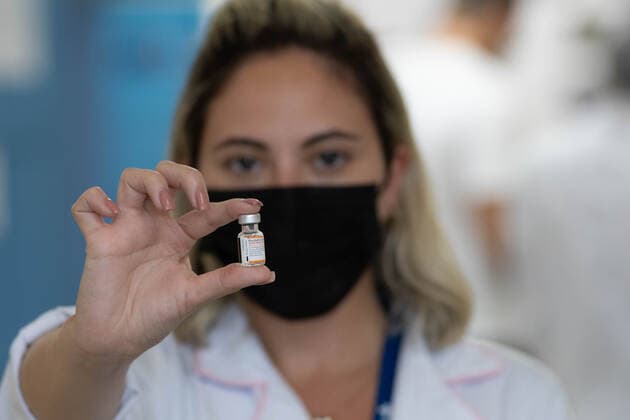 RIO DE JANEIRO, RJ - 17.01.2022: VACINAÇÃO INFANTIL NO RIO DE JANEIRO - This Monday (17th) vaccination began for girls aged 5 to 11 years in the city of Rio. There are 230 health units and also extra posts. At the Souza Marques Family clinic, located at Praça do Patriarca in Madureira, in addition to children, people over 18 years of age also attended to take the booster dose. Many of them had not yet taken their first dose. Vaccination for children runs until February 9. x2160828x  WallacexSilva