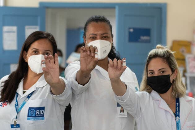 RIO DE JANEIRO, RJ - 17.01.2022: VACINAÇÃO INFANTIL NO RIO DE JANEIRO - This Monday (17th) vaccination began for girls aged 5 to 11 years in the city of Rio. There are 230 health units and also extra posts. At the Souza Marques Family clinic, located at Praça do Patriarca in Madureira, in addition to children, people over 18 years of age also attended to take the booster dose. Many of them had not yet taken their first dose. Vaccination for children runs until February 9. x2160830x  WallacexSilva