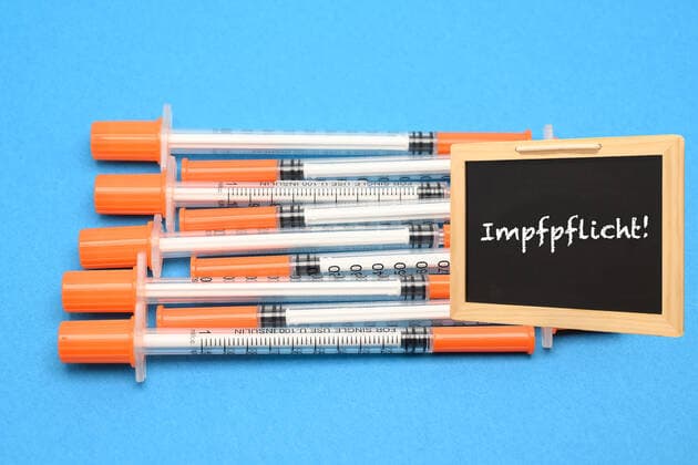 Stock- und Symbolbilder I 18.01.2022 Für eine Impfpflicht in Deutschland und Europa. Impfpflicht ist wichtig. Impfpflicht für Pflegeberufe und Beamte, Pflegeberuf Impfpflicht für alle. Recht auf körperliche Unversehrtheit. Verstoß gegen das Grundgesetz. Artikel 3 - Recht auf Unversehrtheit. Artikel 3 des Grundgesetzes. Jeder Mensch hat das Recht auf körperliche und geistige Unversehrtheit. Ja zur Impfpflicht, Pro-Impfpflicht Hamburg Studio Hamburg Deutschland Copyright: xLobeca FelixxSchlikisx