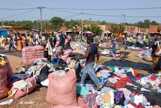 Burkina Faso, second hand clothes Burkina Faso, Gauoa, street vendor sell second hand clothes from Europe *** Burkina Faso, Verkauf von Alttextilien aus Europa Gaoua Burkina Faso