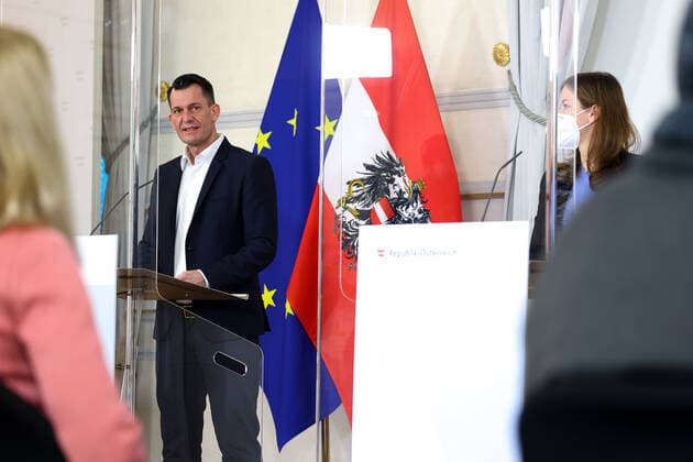 Coronavirus in Österreich, PK in Wien zur Lage am Arbeitsmarkt und Maßnahmen für Jugendliche 20220118 Press conference on the current labour market situation and measures for young people VIENNA, AUSTRIA - JANUARY 18: Federal Minister for Social Affairs, Health, Care and Consumer Protection Wolfgang Mueckstein (GREEN PARTY) and State Secretary in the Federal Chancellery Claudia Plakolm (OeVP) at Press conference - on the current labour market situation and measures for young people at Federal Chancellery on January 18, 2022 in Vienna, Austria. 220118_SEPA_10_027 Copyright: xMichaelxIndrax SEPAxMedia