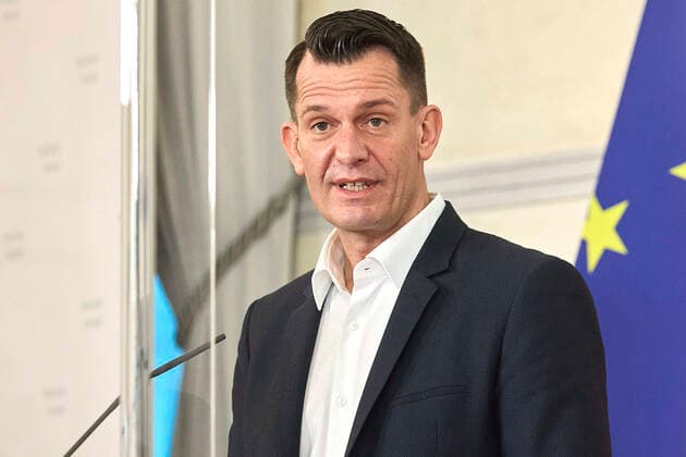 Coronavirus in Österreich, PK in Wien zur Lage am Arbeitsmarkt und Maßnahmen für Jugendliche - Wien 18.01.2022 - Corona-Krise - Heute am Vormittag fand im Bundeskanzleramt eine Pressekonferenz zur aktuellen Lage am Arbeitsmarkt und Maßnahmen für Jugendliche statt. PHOTO: Sozialminister Wolfgang Mückstein (Grüne) während der PK. Vienna (Austria) - Covid crisis - This morning a press conference on the current situation on the labor market and measures for young people took place in the Federal Chancellery. PK zu Arbeitsmarkt und Massnahmen für Jugendliche 