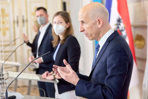 Coronavirus in Österreich, PK in Wien zur Lage am Arbeitsmarkt und Maßnahmen für Jugendliche - Wien 18.01.2022 - Corona-Krise - Heute am Vormittag fand im Bundeskanzleramt eine Pressekonferenz zur aktuellen Lage am Arbeitsmarkt und Maßnahmen für Jugendliche statt. PHOTO: (v.L.) Sozialminister Wolfgang Mückstein (Grüne) und Jugendstaatssekretärin Claudia Plakolm (ÖVP), Arbeitsminister Martin Kocher (ÖVP, während der PK.. Vienna (Austria) - Covid crisis - This morning a press conference on the current situation on the labor market and measures for young people took place in the Federal Chancellery. PK zu Arbeitsmarkt und Massnahmen für Jugendliche 