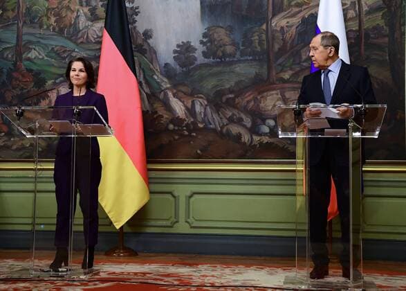 Bilder des Jahres 2022, News 01 Januar News Themen der Woche KW03 News Bilder des Tages Russland, Au?enminister Sergej Lawrow empf?ngt Annalena Baerbock in Moskau Russia Germany 6743902 18.01.2022 In this handout photo released by the Russian Foreign Ministry, German Foreign Minister Annalena Baerbock and Russian Foreign Minister Sergey Lavrov attend a joint press conference following their meeting, in Moscow, Russia. Editorial use only, no archive, no commercial use. Sputnik Moscow Russia  Copyright: xx